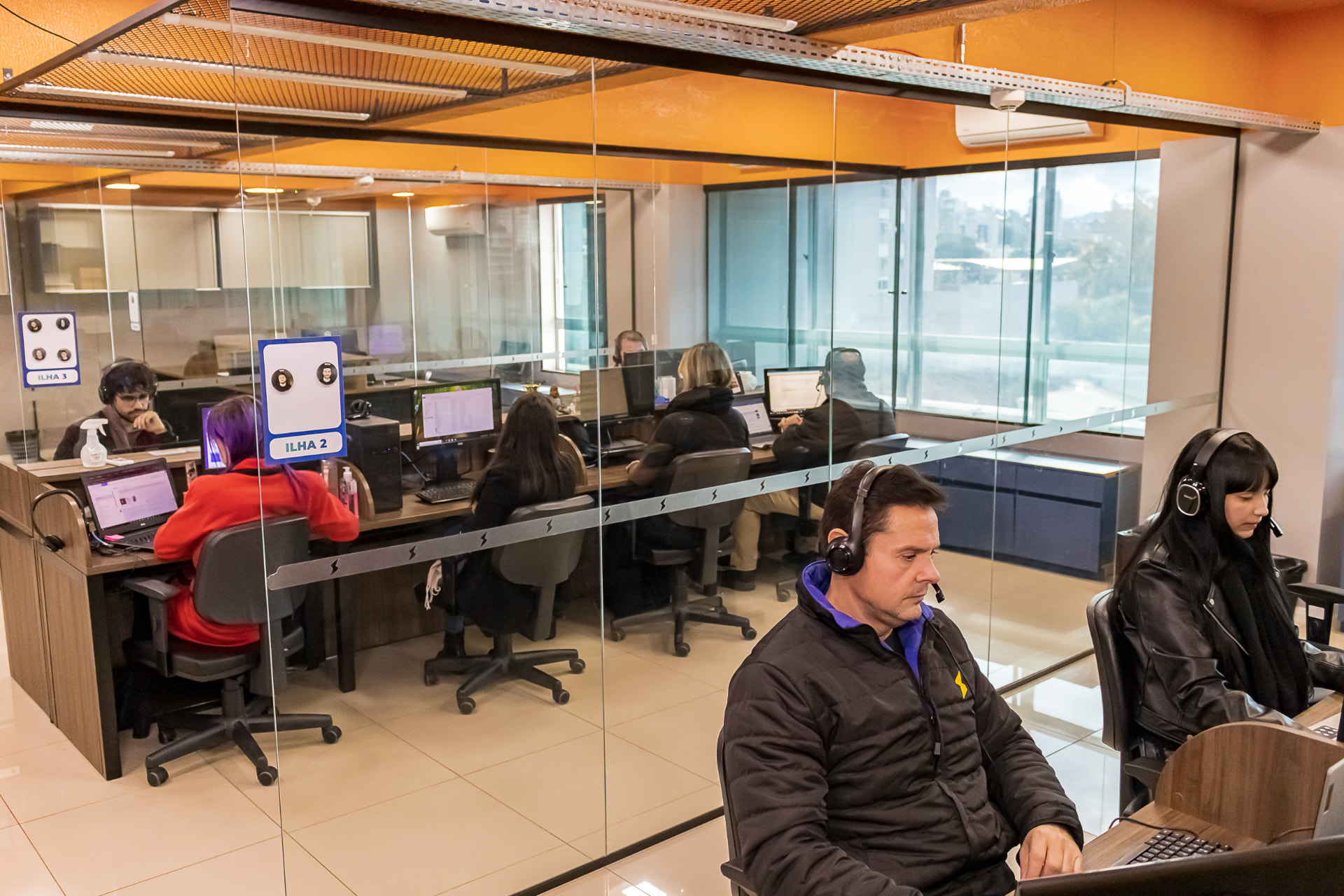 Equipe da Server trabalhando no escritório