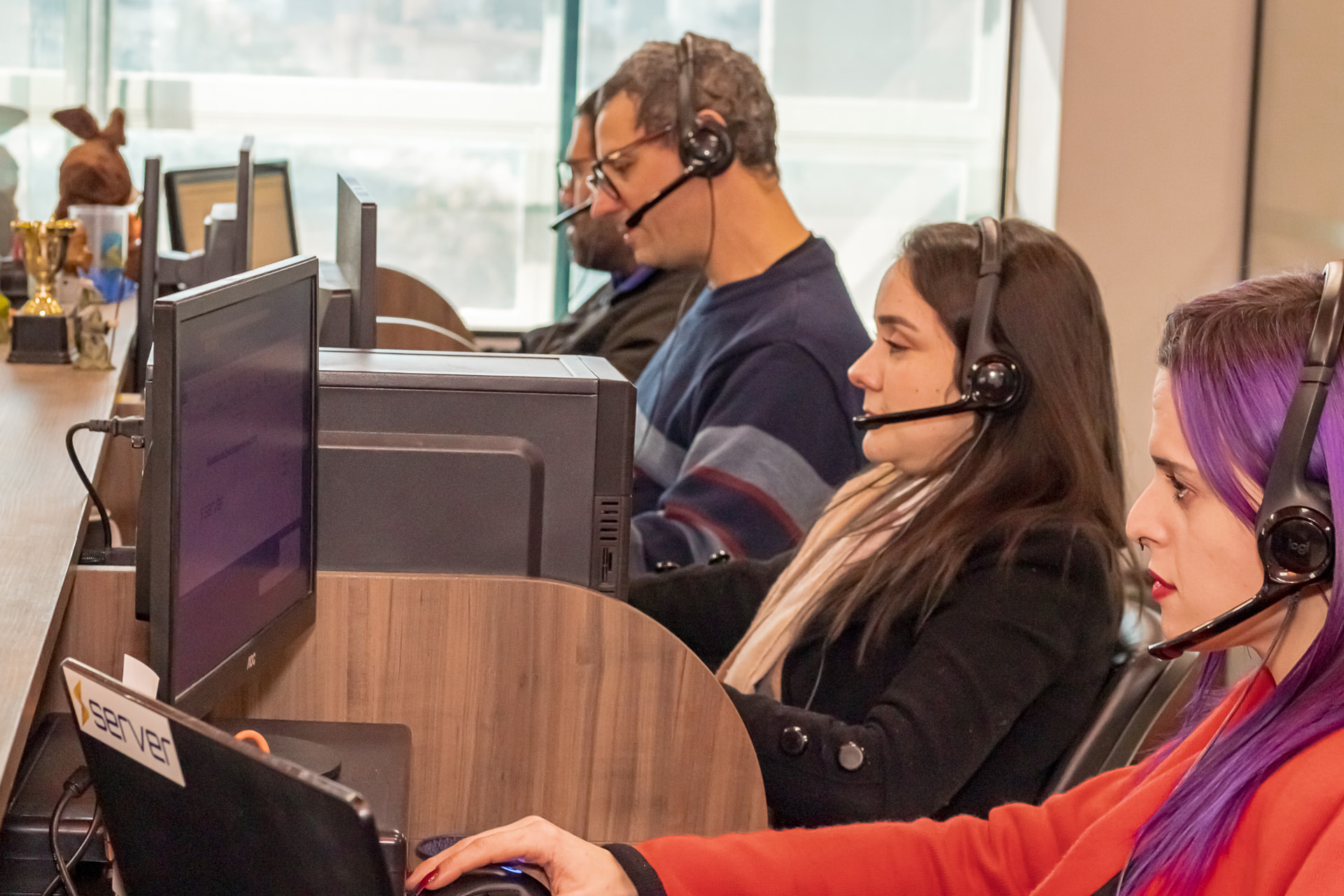 Equipe de atendimento da Server com headsets