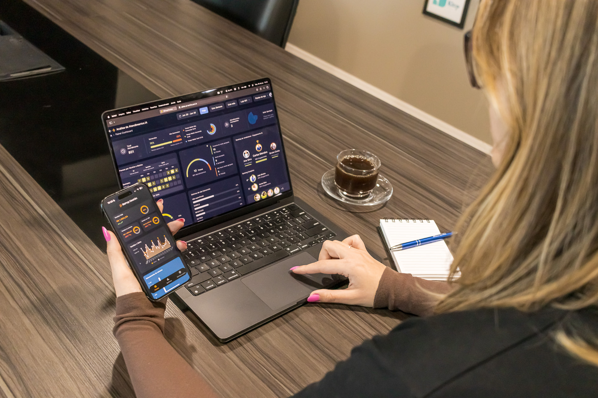 Sistema de gestão em uso no computador e no celular
